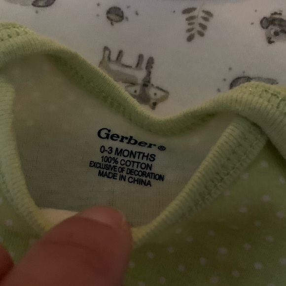 SOLD 4 short-sleeve onesies 0-3 months - Picture 6 of 8